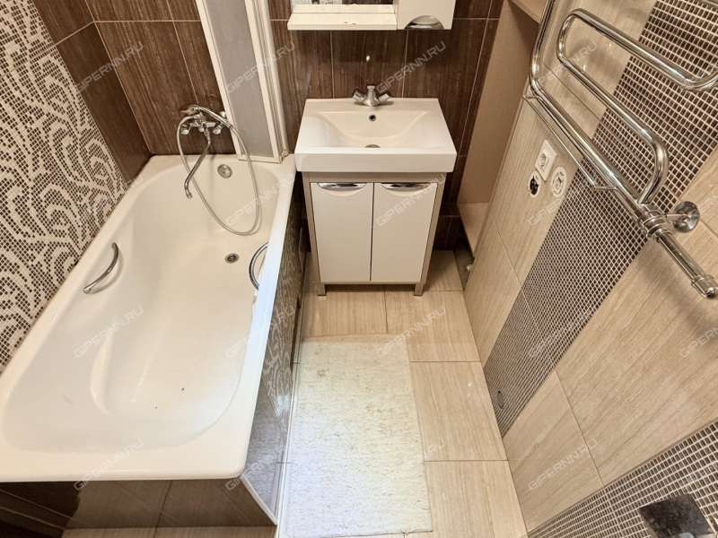 трёхкомнатная квартира на бульваре 60-летия Октября дом 25 к2