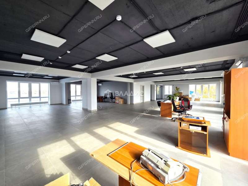 здание под офис, торговую площадь на улице Ларина