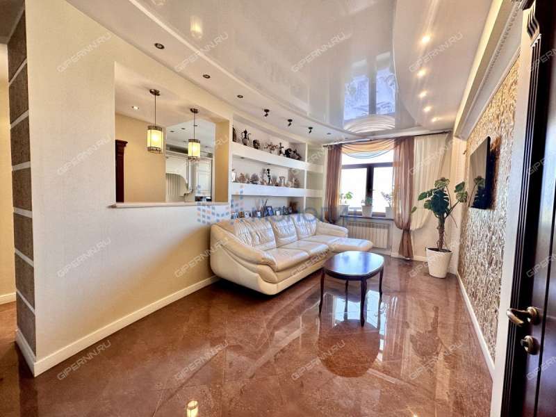 трёхкомнатная квартира на улице Короленко дом 19б