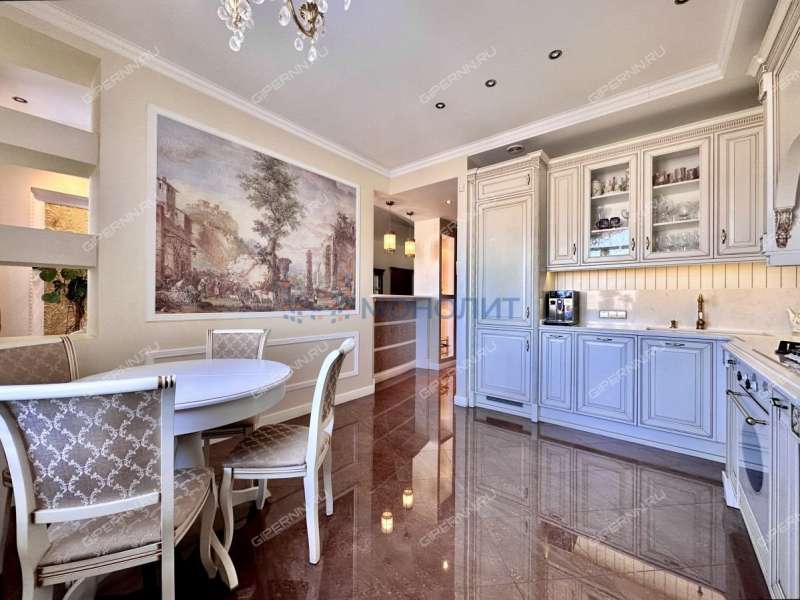 трёхкомнатная квартира на улице Короленко дом 19б