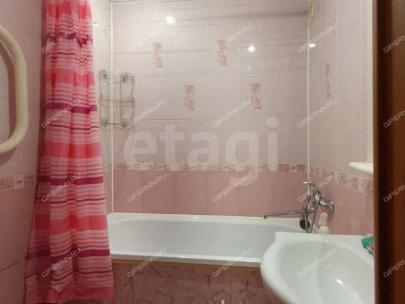 двухкомнатная квартира на улице Верхнепечёрская дом 12