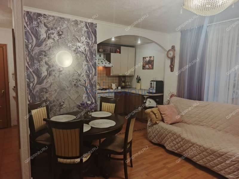 трёхкомнатная квартира на улице Александра Хохлова дом 21