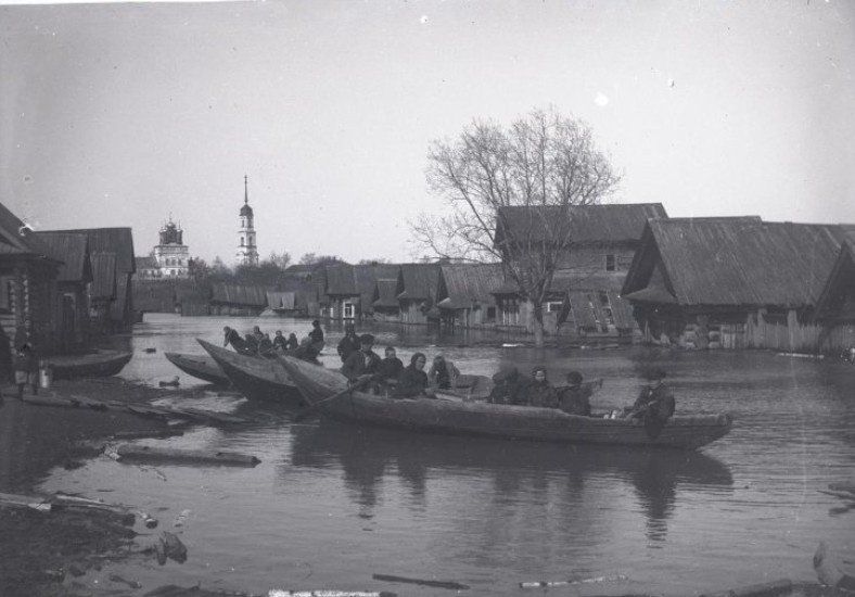 Фото: Лысково. Наводнение. Вид на Мокрую улицу с площадки у церкви Рождества, 1926 / НГИАМЗ / госкаталог.рф